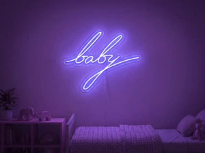Neonskylt «Baby» i lila LED-neon, monterad på vägg