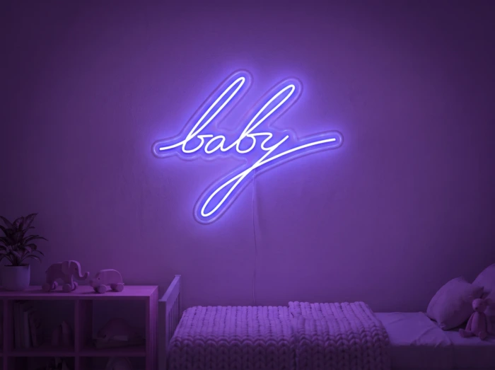 Neonskylt «Baby» i lila LED-neon, monterad på vägg