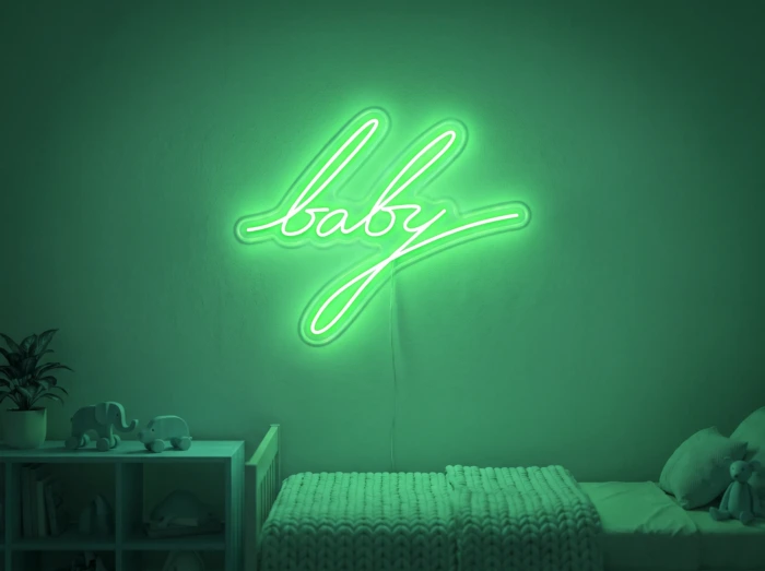 Neonskylt «Baby» i mintgrön LED-neon, monterad på vägg