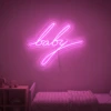 Neonskylt «Baby» i rosa LED-neon, monterad på vägg