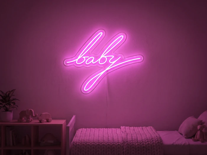 Neonskylt «Baby» i rosa LED-neon, monterad på vägg