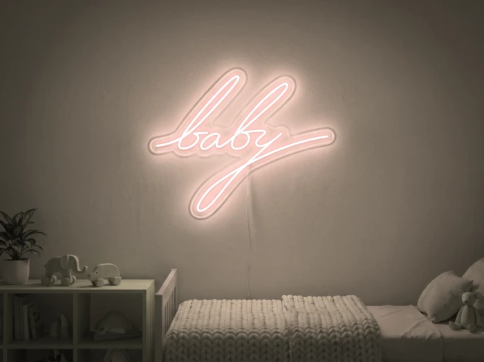 Neonskylt «Baby» i varmvit LED-neon, monterad på vägg