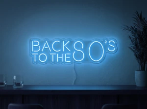 Neonskylt «Back to the 80s» i isblå LED-neon, monterad på vägg