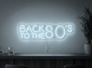 Neonskylt «Back to the 80s» i iskall vit LED-neon, monterad på vägg