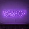 Neonskylt «Back to the 80s» i lila LED-neon, monterad på vägg