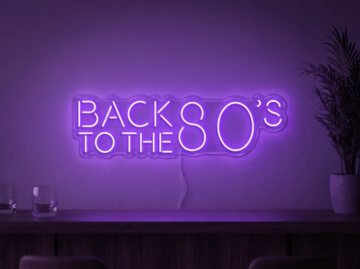 Neonskylt «Back to the 80s» i lila LED-neon, monterad på vägg