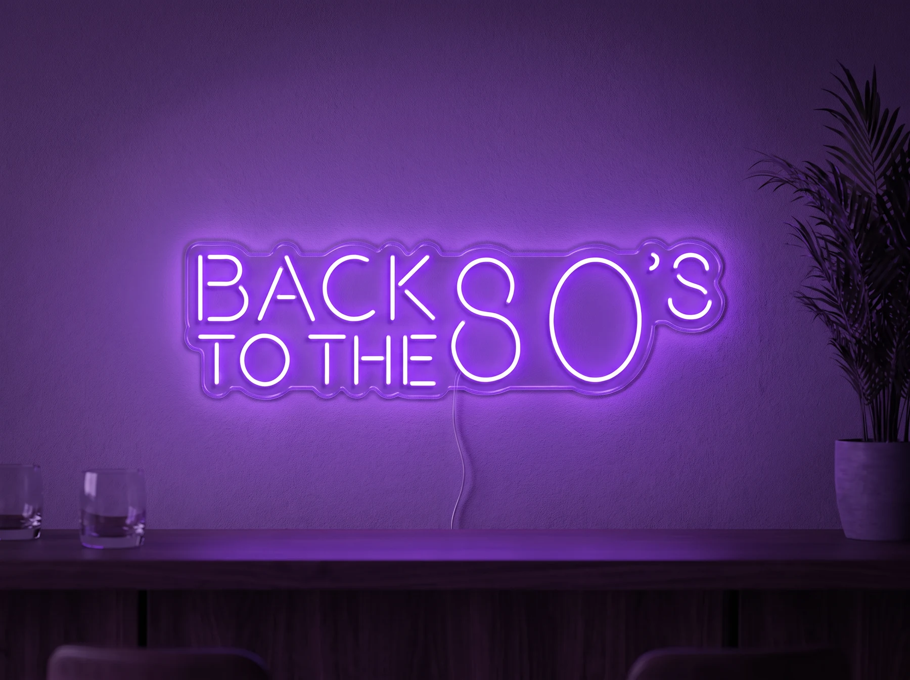 Neonskylt «Back to the 80s» i lila LED-neon, monterad på vägg
