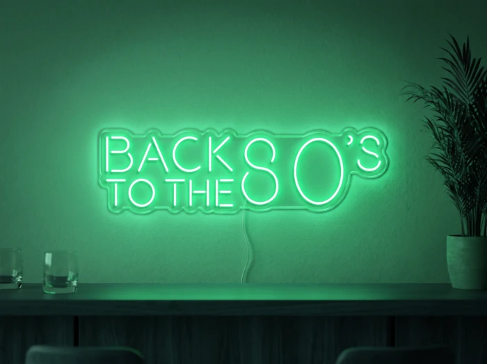 Neonskylt «Back to the 80s» i mintgrön LED-neon, monterad på vägg