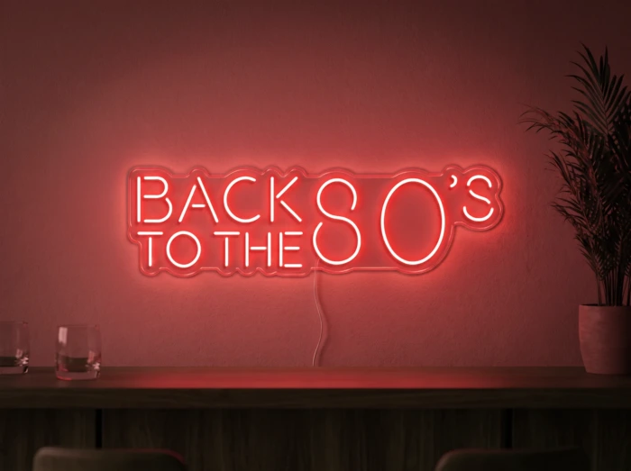Neonskylt «Back to the 80s» i röd LED-neon, monterad på vägg