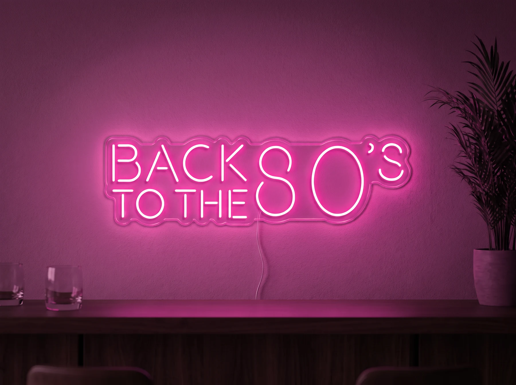 Neonskylt «Back to the 80s» i rosa LED-neon, monterad på vägg