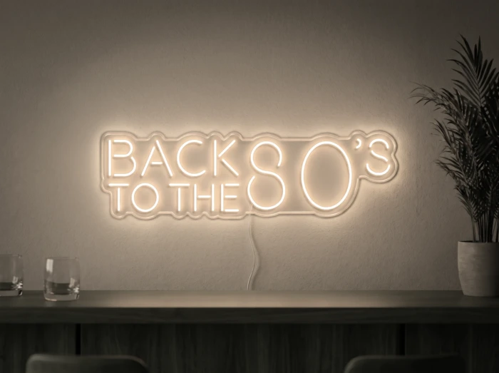 Neonskylt «Back to the 80s» i varmvit LED-neon, monterad på vägg