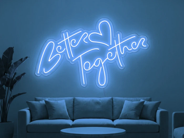 Neonskylt «Better Together» i isblå LED-neon, monterad på vägg