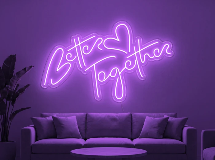 Neonskylt «Better Together» i lila LED-neon, monterad på vägg