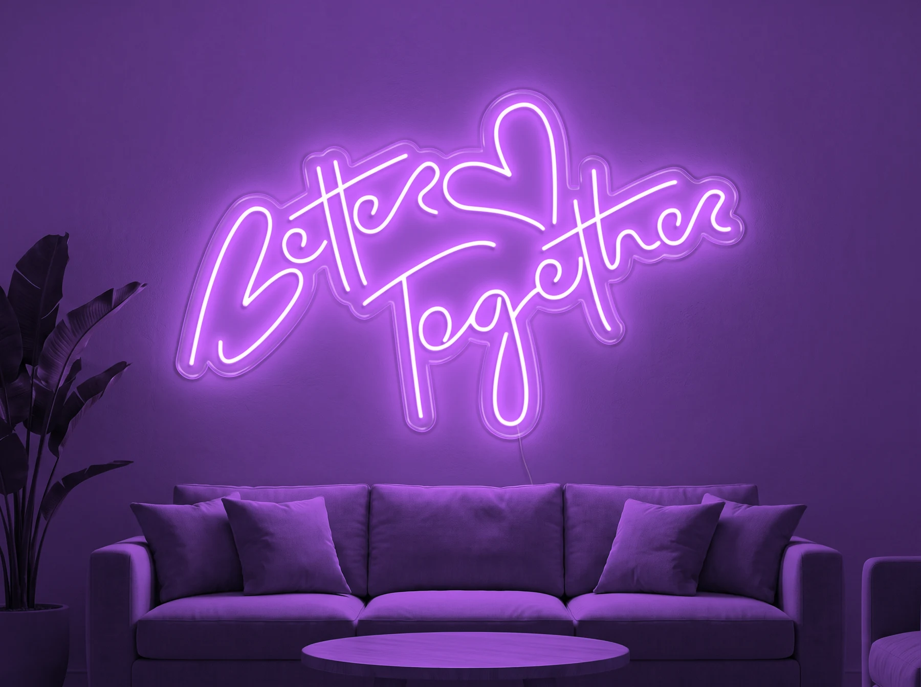 Neonskylt «Better Together» i lila LED-neon, monterad på vägg