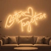 Neonskylt «Better Together» i orange LED-neon, monterad på vägg