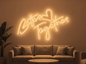 Neonskylt «Better Together» i orange LED-neon, monterad på vägg