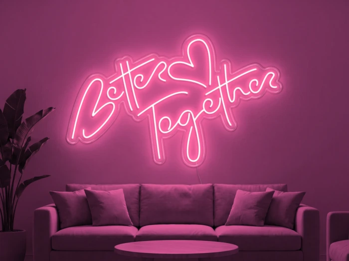 Neonskylt «Better Together» i rosa LED-neon, monterad på vägg