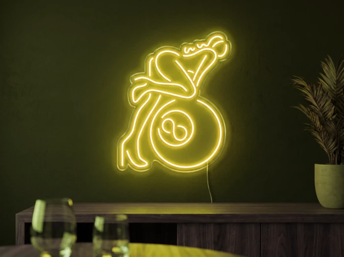 Neonskylt «Biljard» i gul LED-neon, monterad på vägg