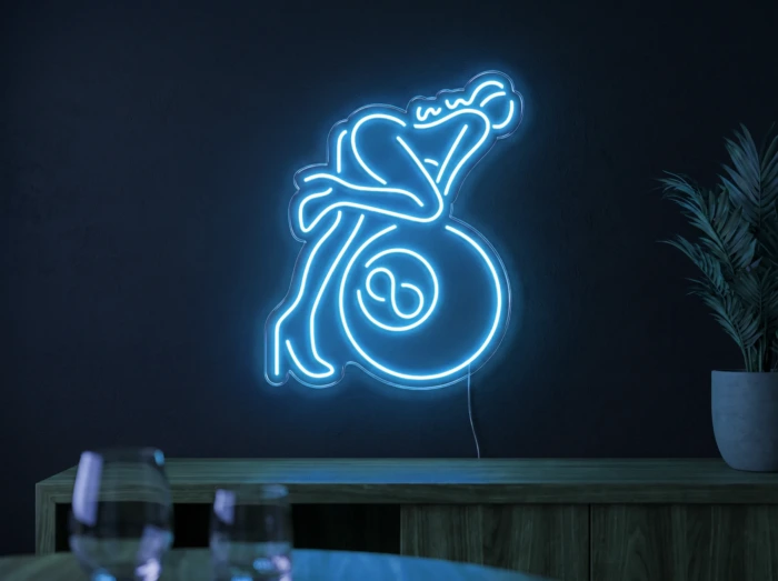 Neonskylt «Biljard» i isblå LED-neon, monterad på vägg