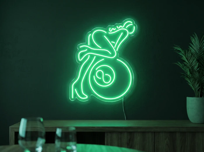 Neonskylt «Biljard» i mintgrön LED-neon, monterad på vägg