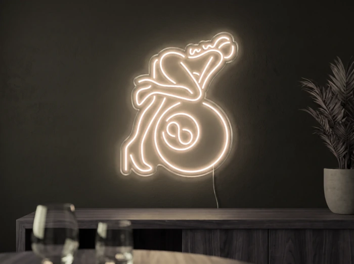 Neonskylt «Biljard» i varmvit LED-neon, monterad på vägg