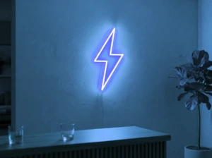 Neonskylt «Blixt» i isblå LED-neon, monterad på vägg