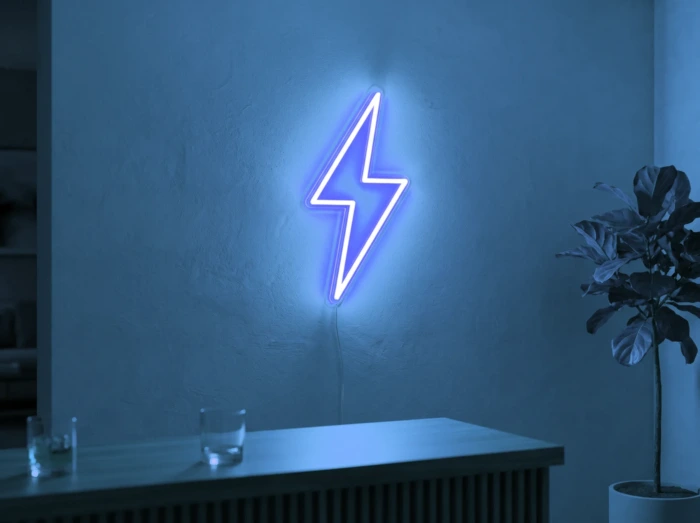Neonskylt «Blixt» i isblå LED-neon, monterad på vägg