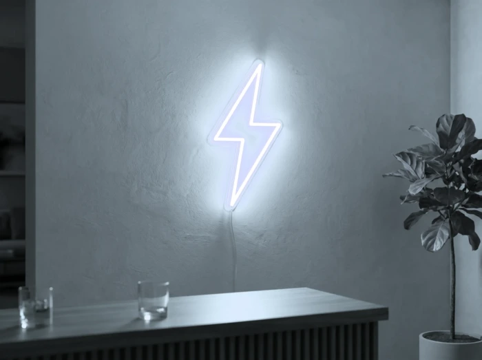 Neonskylt «Blixt» i iskall vit LED-neon, monterad på vägg