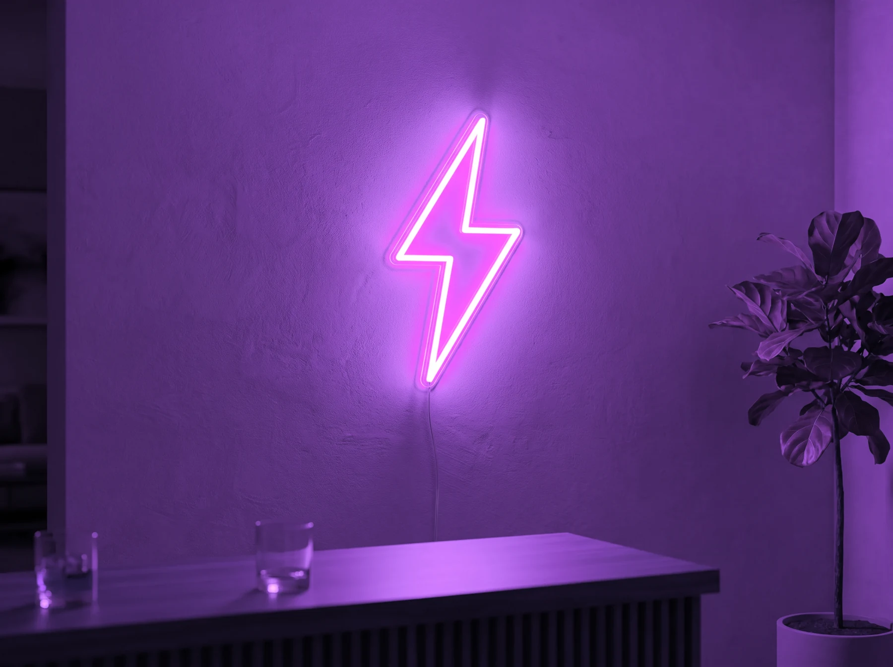 Neonskylt «Blixt» i lila LED-neon, monterad på vägg