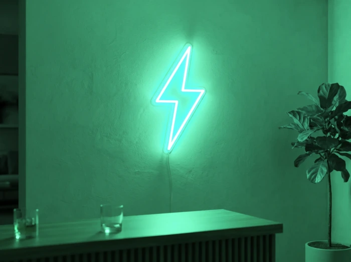 Neonskylt «Blixt» i mintgrön LED-neon, monterad på vägg