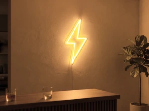 Neonskylt «Blixt» i orange LED-neon, monterad på vägg