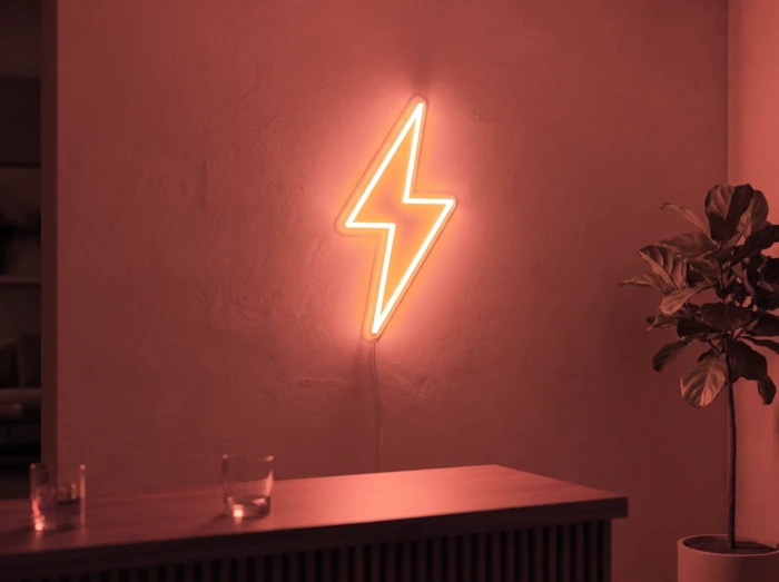 Neonskylt «Blixt» i röd LED-neon, monterad på vägg