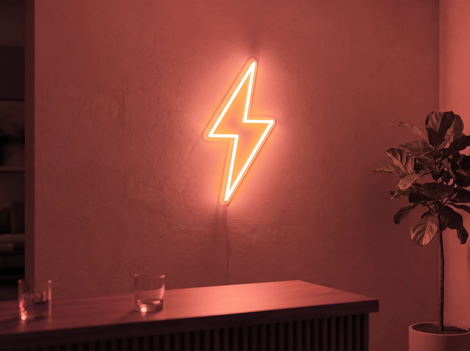 Neonskylt «Blixt» i röd LED-neon, monterad på vägg