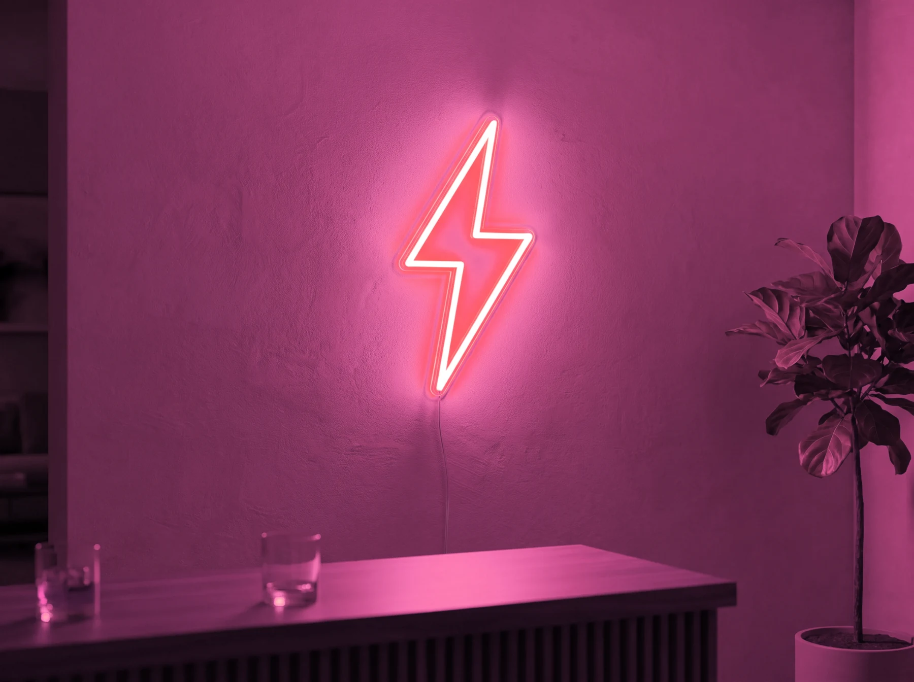 Neonskylt «Blixt» i rosa LED-neon, monterad på vägg