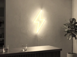 Neonskylt «Blixt» i varmvit LED-neon, monterad på vägg