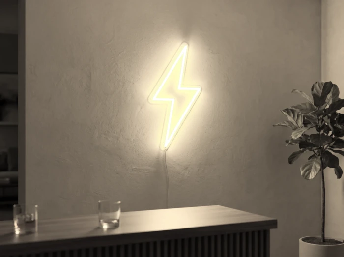 Neonskylt «Blixt» i varmvit LED-neon, monterad på vägg