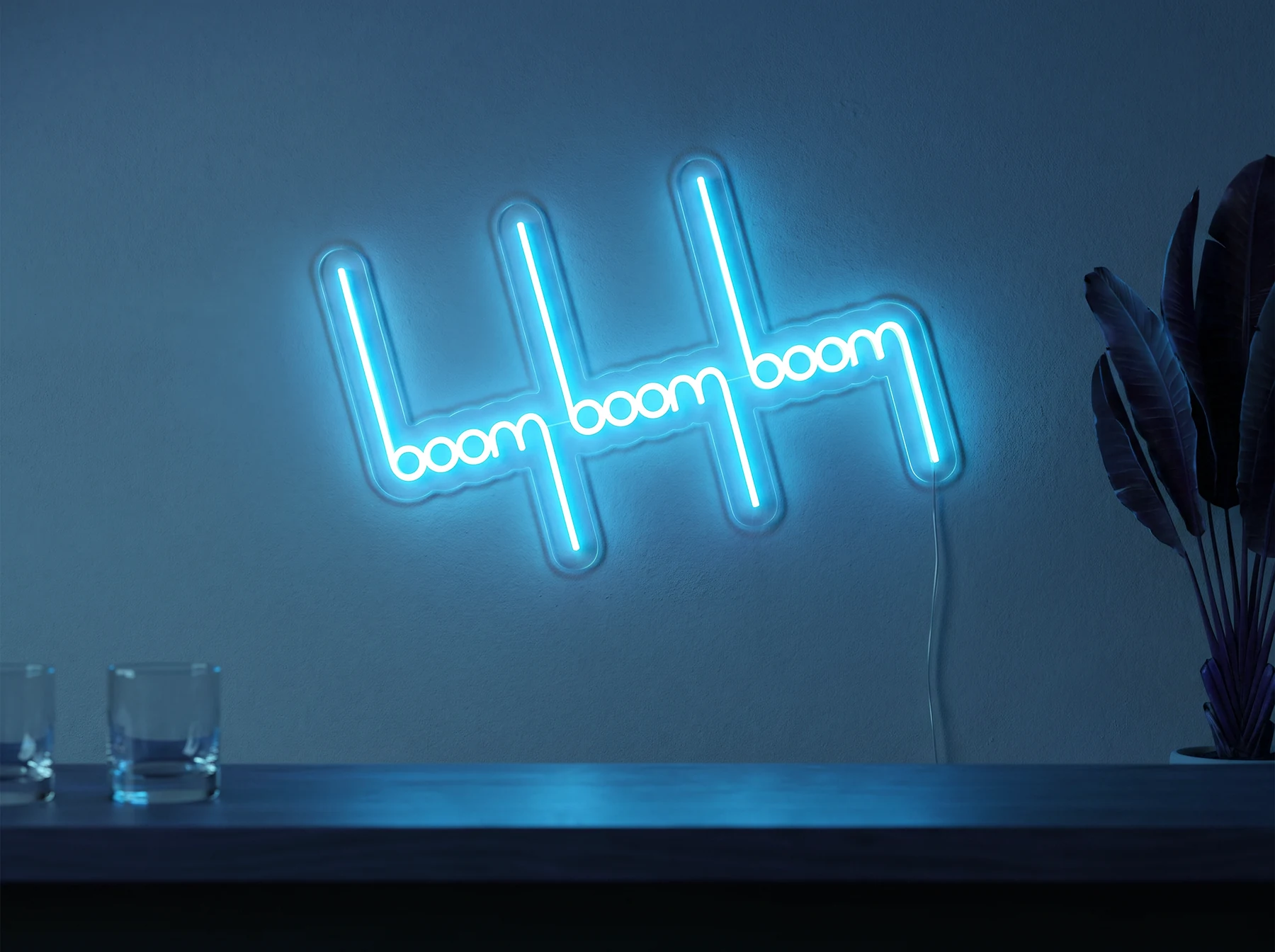 Neonskylt «Boom Boom Boom» i isblå LED-neon, monterad på vägg