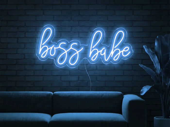 Neonskylt «Boss Babe» i isblå LED-neon, monterad på vägg