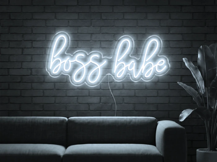 Neonskylt «Boss Babe» i iskall vit LED-neon, monterad på vägg