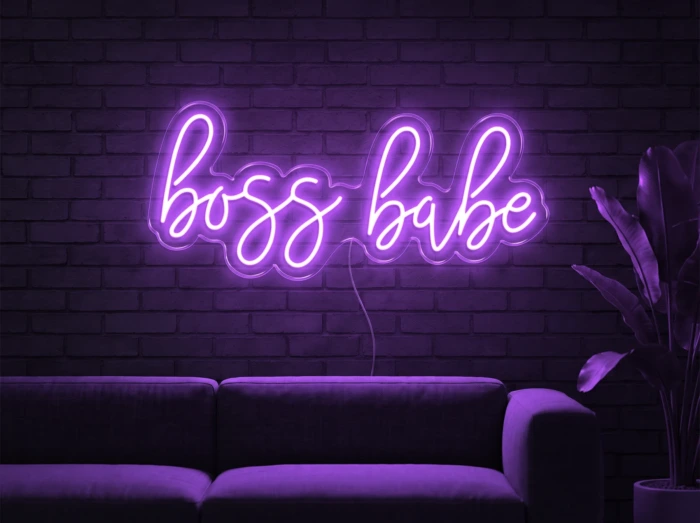 Neonskylt «Boss Babe» i lila LED-neon, monterad på vägg