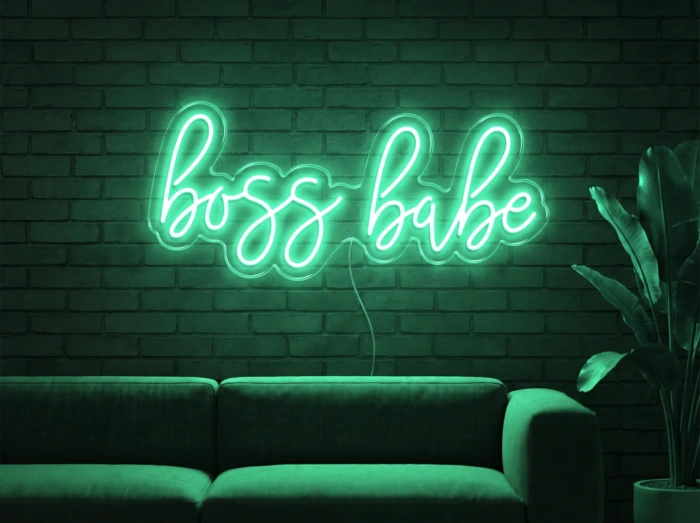 Neonskylt «Boss Babe» i mintgrön LED-neon, monterad på vägg