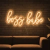 Neonskylt «Boss Babe» i orange LED-neon, monterad på vägg