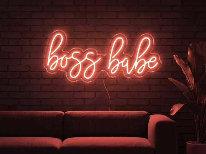 Neonskylt «Boss Babe» i röd LED-neon, monterad på vägg