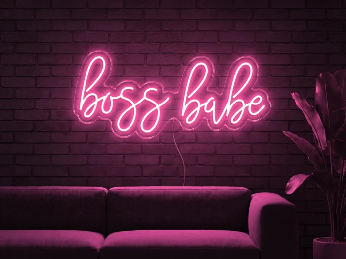 Neonskylt «Boss Babe» i rosa LED-neon, monterad på vägg