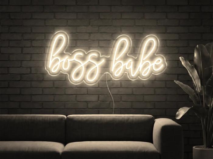 Neonskylt «Boss Babe» i varmvit LED-neon, monterad på vägg