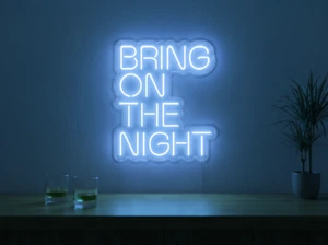 Neonskylt «Bring On The Night» i isblå LED-neon, monterad på vägg