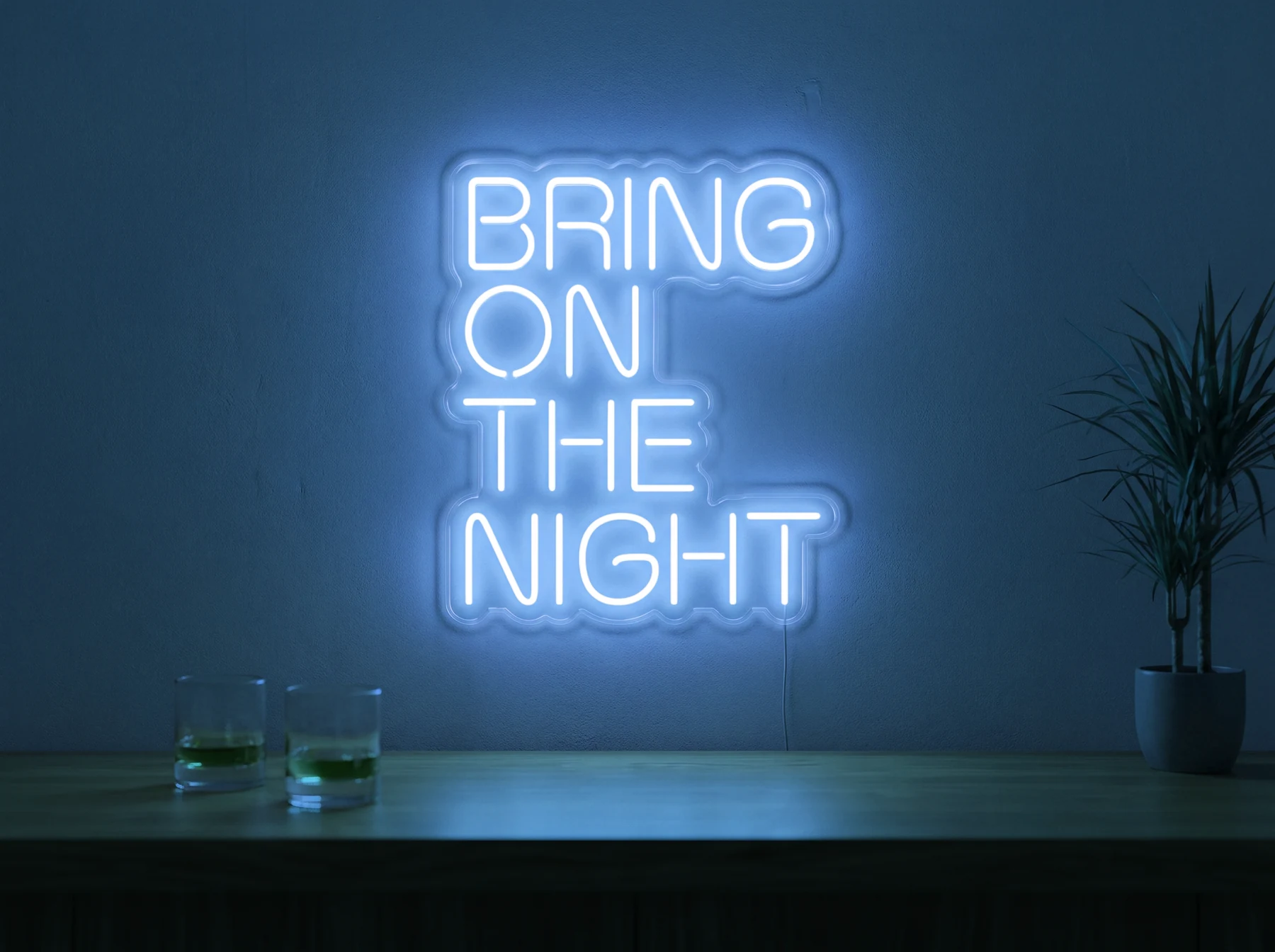 Neonskylt «Bring On The Night» i isblå LED-neon, monterad på vägg