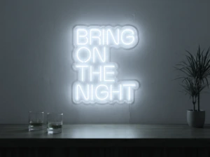 Neonskylt «Bring On The Night» i iskall vit LED-neon, monterad på vägg