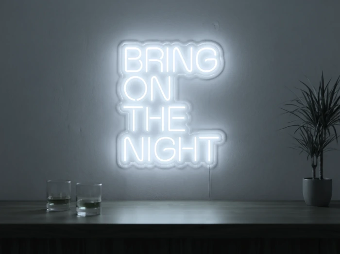 Neonskylt «Bring On The Night» i iskall vit LED-neon, monterad på vägg