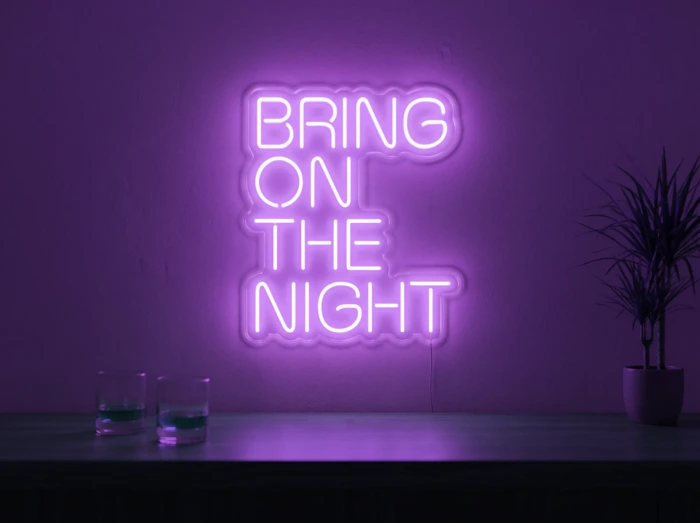 Neonskylt «Bring On The Night» i lila LED-neon, monterad på vägg